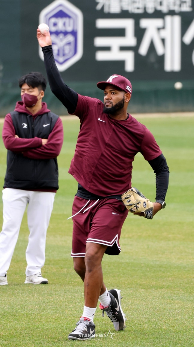 지난 3월 31일 인천에서 몸을 풀고 있는 알칸타라. /사진=강영조 선임기자