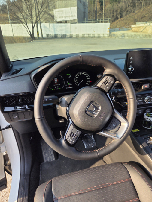 '2026년형 뉴 CR-V 하이브리드'의 스티어링 휠/사진=유선일 기자