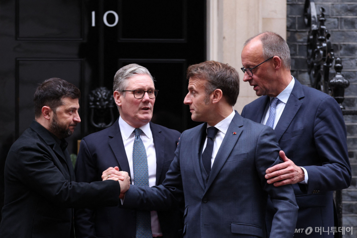 (런던 AFP=뉴스1) 이정환 기자 = (왼쪽부터) 볼로디미르 젤렌스키 우크라이나 대통령, 키어 스타머 영국 총리, 에마뉘엘 마크롱 프랑스 대통령, 프리드리히 메르츠 독일 총리가 8일(현지시간) 영국 런던에서 회담을 가진 뒤 영국 총리관저 다우닝가 10번지 문 앞에서 대화를 나누고 있다. 2025.12.08. ⓒ AFP=뉴스1 Copyright © 뉴스1. All rights reserved. 무단 전재 및 재배포,  AI학습 이용 금지. /사진=(런던 AFP=뉴스1) 이정환 기자
