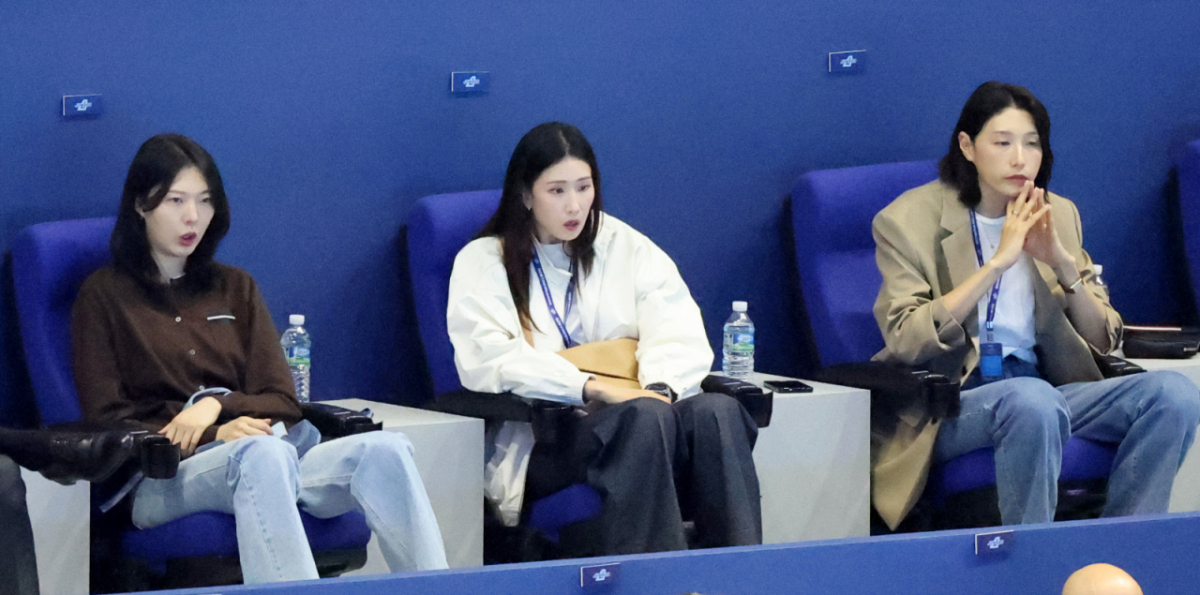 김연경(오른쪽부터)이 김수지, 양효진과 함께 3일 계양체육관에서 열린 진에어  2025-2026 V리그 챔피언결정전 대한항공과 현대캐피탈 경기를 찾아 관전하고 있다. /사진=강영조 선임기자