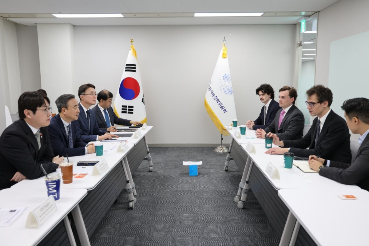 하정우 청와대 AI(인공지능)미래기획수석(왼쪽 맨앞)과 프랑스의 AI 기업 미스트랄 AI의 아르튀르 멘쉬(Arthur Mensch)  회장 겸 CEO(오른쪽 앞에서 두번째).