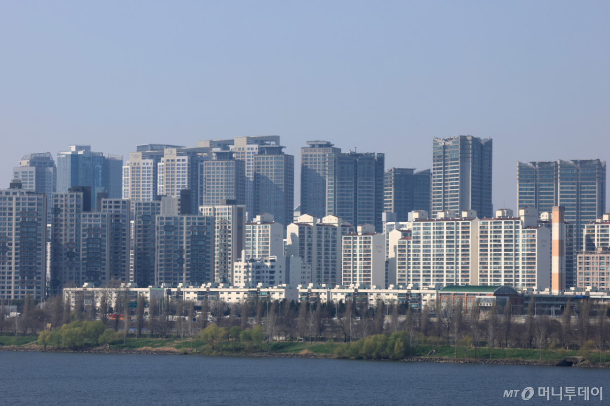 지난주엔 용산과 동작구가 이번 주 상승 전환돼 0.04% 올랐다. 사진은 이날 용산구 아파트 단지의 모습. 2026.4.2/뉴스1 /사진=(서울=뉴스1) 임세영 기자
