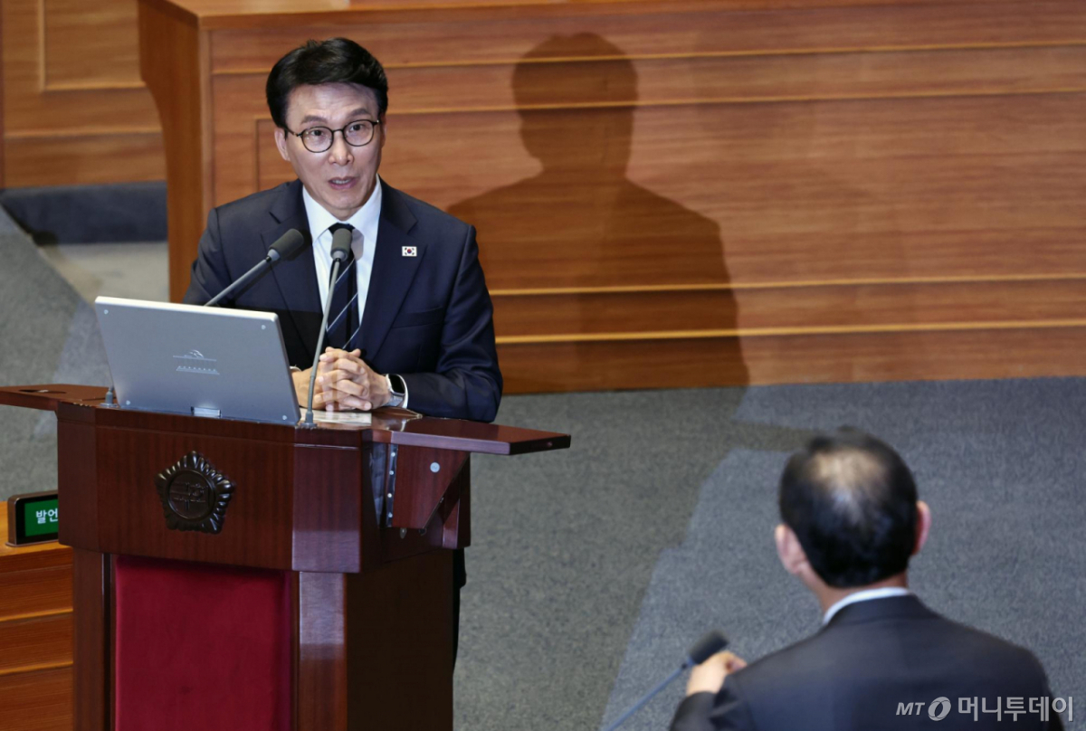 [서울=뉴시스] 김금보 기자 = 김민석 국무총리가 3일 오후 서울 여의도 국회 본회의장에서 열린 제434회국회(임시회) 제1차 본회의에서 주호영 국민의힘 의원의 정치·외교·통일·안보에 관한 질문에 답변하고 있다. 2026.04.03. kgb@newsis.com /사진=김금보