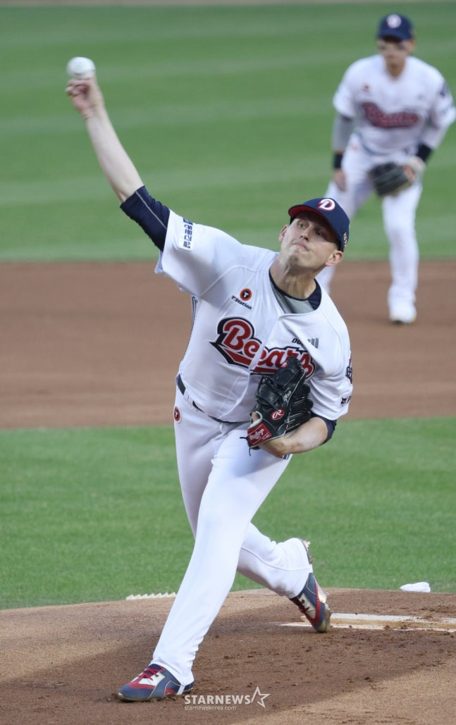 2026 신한 SOL KBO리그 두산 베어스 대 한화 이글스 경기가 3일 서울 잠실야구장에서 열렸다.  두산 선발 플렉센이 역투하고 있다.  /사진=김진경 대기자