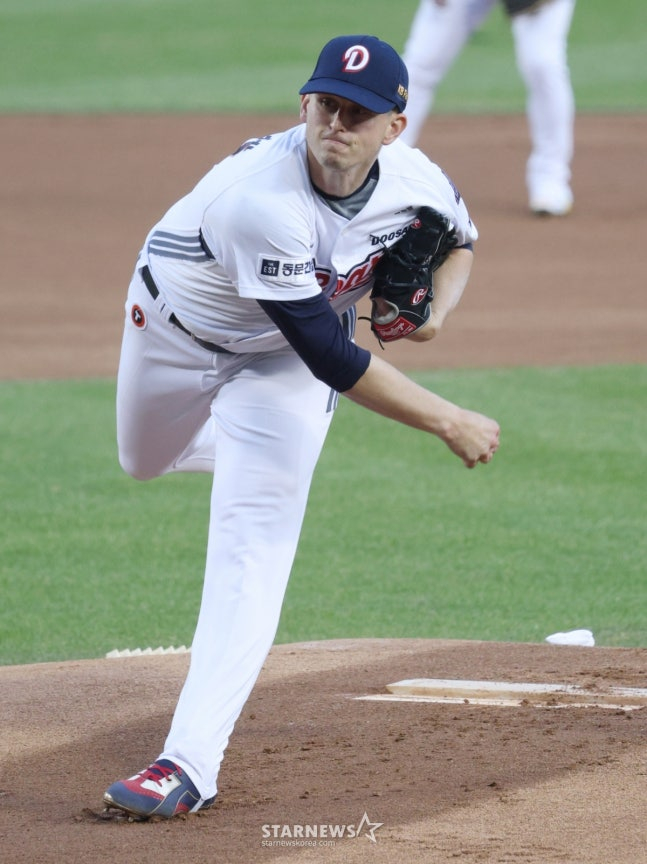 2026 신한 SOL KBO리그 두산 베어스 대 한화 이글스 경기가 3일 서울 잠실야구장에서 열렸다.  두산 선발 플렉센이 역투하고 있다.  /사진=김진경 대기자