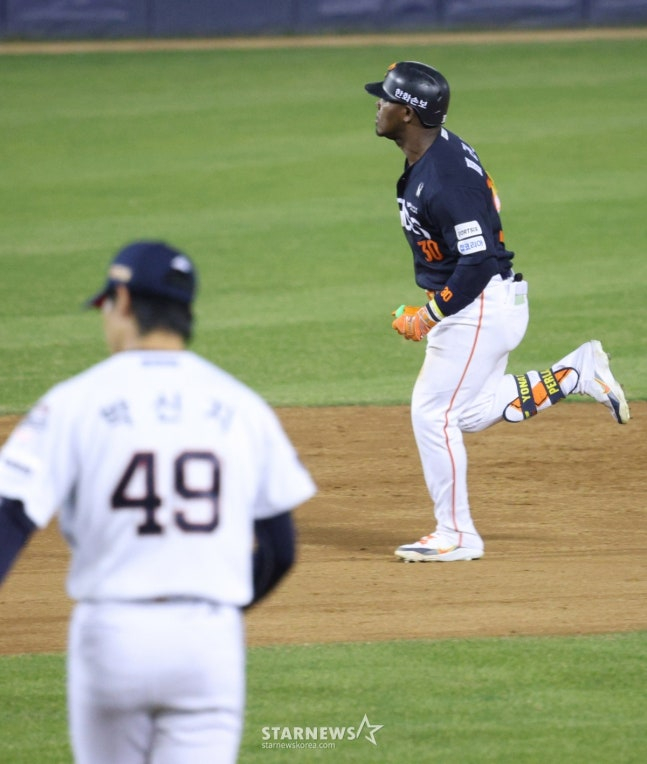 2026 신한 SOL KBO리그 두산 베어스 대 한화 이글스 경기가 3일 서울 잠실야구장에서 열렸다.  한화 페라자가 4회초 1사 1루에서 두산 박신지를 상대로 우월 2점 홈런을 터트린 뒤 그라운드를 돌고 있다. /사진=김진경 대기자