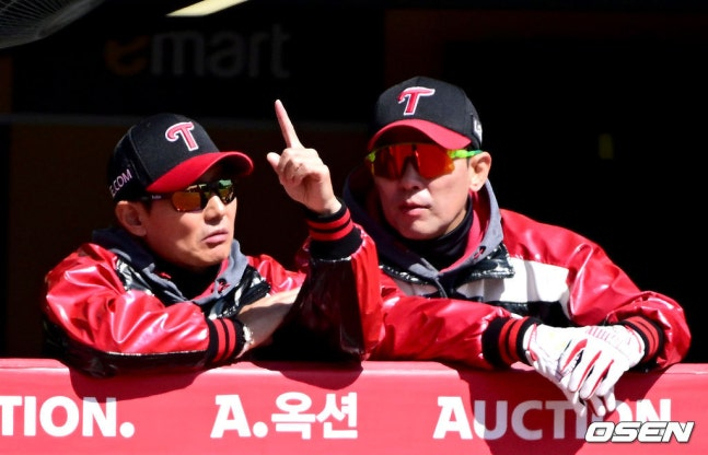 지난 3월 시범경기 도중 염경엽 감독(왼쪽)과 대화를 나누는 김광삼 투수코치.