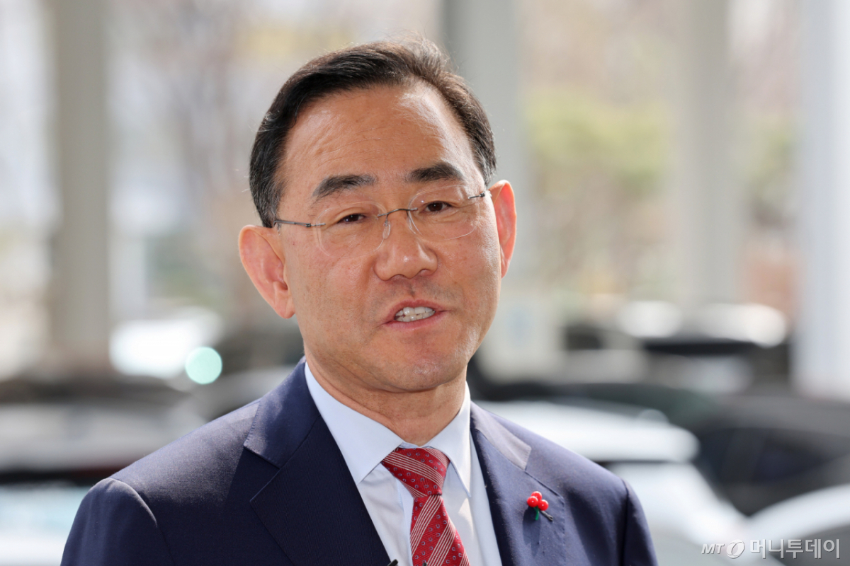 [서울=뉴시스] 배훈식 기자 = 주호영 국민의힘 의원이 27일 오후 양천구 서울남부지방법원에서 열린 국민의힘 지방선거 대구시장 공천배제결정 효력정지 가처분 신청 심문에 출석하며 취재진의 질문에 답하고 있다. 2026.03.27. dahora83@newsis.com /사진=배훈식