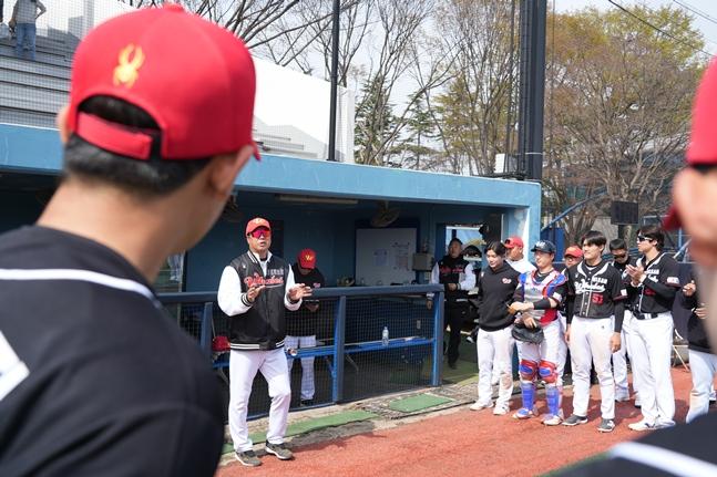 경기 종료 직후 장원진 감독의 미팅을 듣고 있는 선수단. /사진=울산 웨일즈