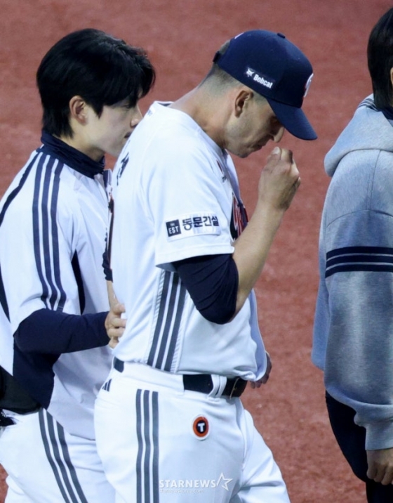 2026 신한 SOL KBO리그 두산 베어스 대 한화 이글스 경기가 3일 서울 잠실야구장에서 열렸다.  두산 선발 플렉센이 2회초 투구 중, 등 근육에 이상을 느껴 교체되고 있다. /사진=김진경 대기자