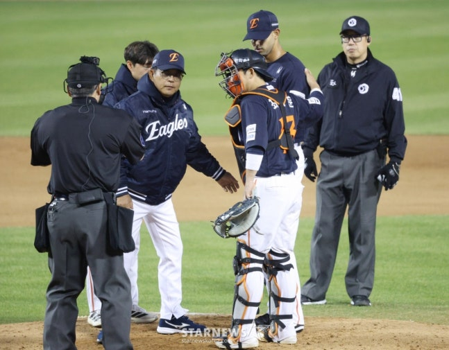 2026 신한 SOL KBO리그 두산 베어스 대 한화 이글스 경기가 3일 서울 잠실야구장에서 열렸다.  한화 선발 에르난데스가 6회 흔들리는 모습을 보이자 양상문 코치가 마운드로 가 진정시키고 있다. /사진=김진경 대기자