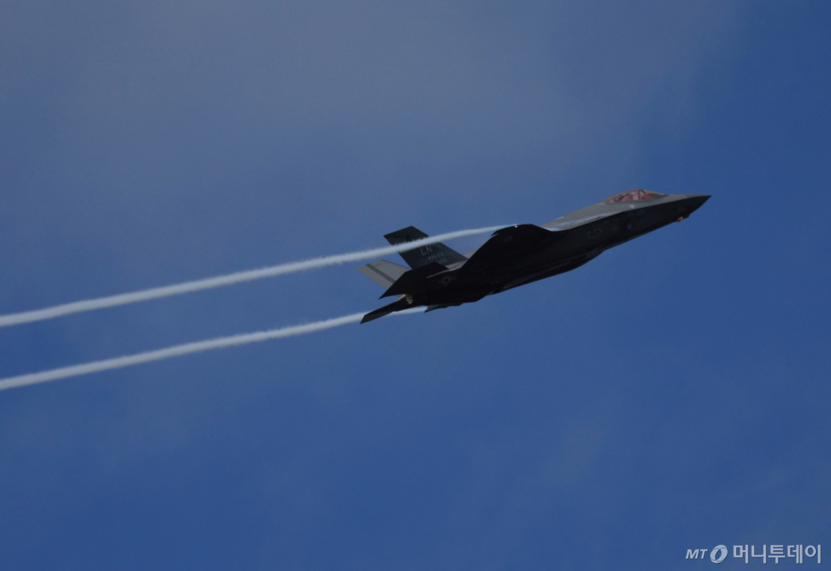 2024년 7월 22일(현지시간) 영국 햄프셔주 판버러에서 열린 '판버러 국제 에어쇼'에서 미 공군의 F-35A 라이트닝 II 전투기가 비행하고 있다. /판버러(영국) 로이터=뉴스1