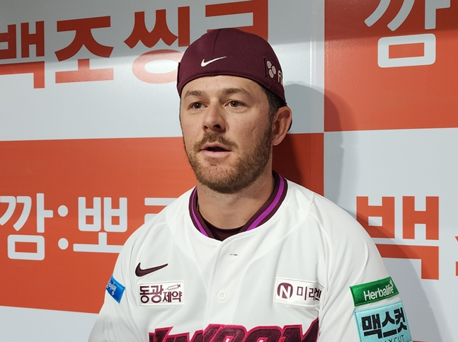 3일 경기를 마친 뒤 인터뷰를 하고 있는 브룩스. /사진=박수진 기자