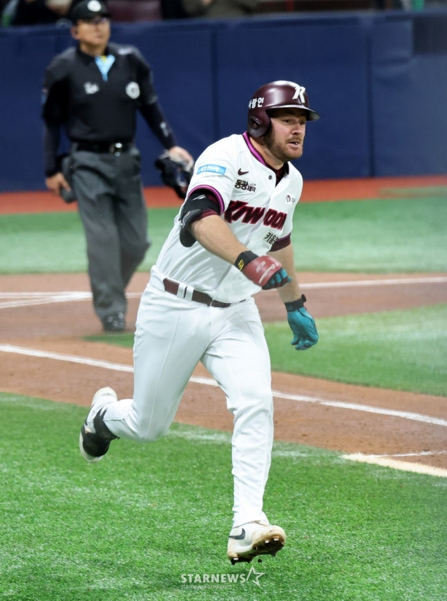 3회말 타구를 치고 1루를 향해 달리는 브룩스. /사진=강영조 선임기자