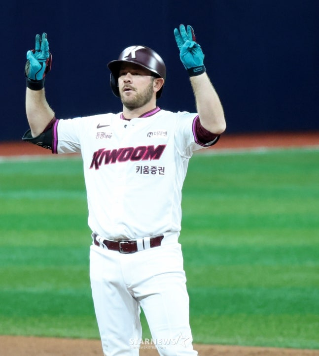 2루타를 치고 세리머니를 하는 브룩스. /사진=강영조 선임기자