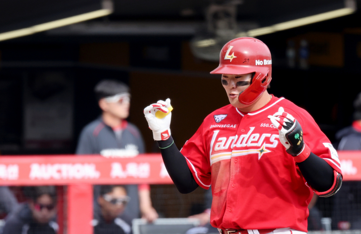 SSG 랜더스 고명준이 지난달 29일 인천 SSG랜더스필드에서 열린 2026 KBO 신한 SOL KBO리그 KIA 타이거즈전에서 4회말 1사에서 솔로홈런을 터트리고 기뻐하고 있다. /사진=강영조 선임기자