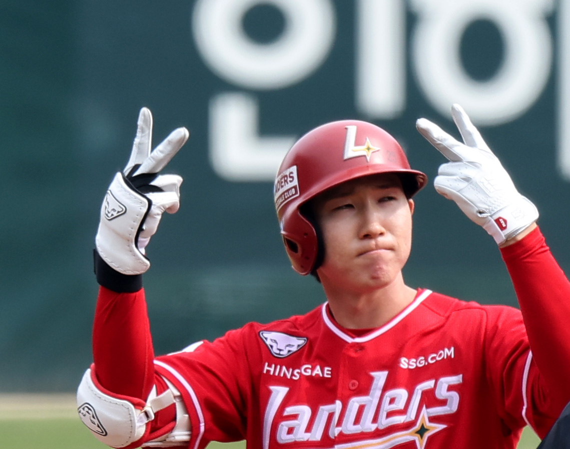 SSG 랜더스 박성한이 지난달 29일 인천 SSG랜더스필드에서 열린 2026 KBO 신한 SOL KBO리그 KIA 타이거즈전에서 2회말 2타점 2루타를 날리고 세리머니를 하고 있다. /사진=강영조 선임기자