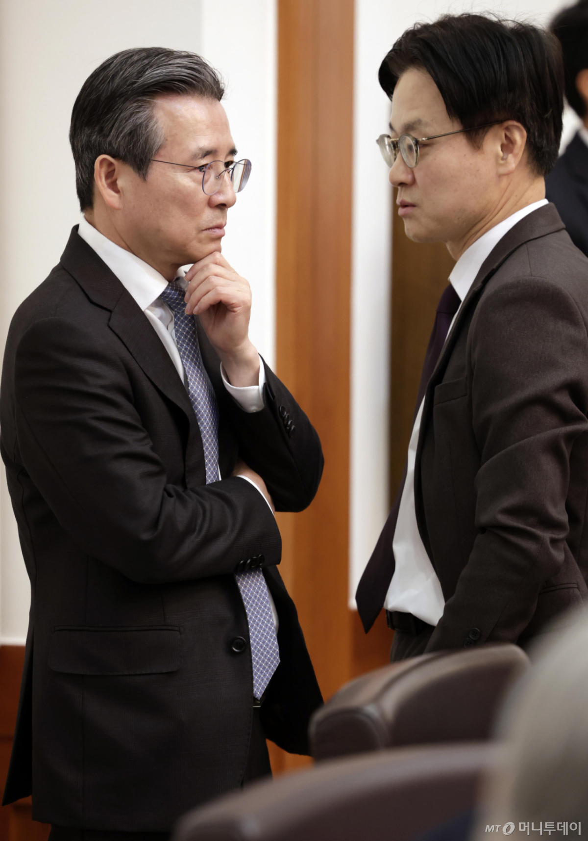 (서울=뉴스1) 허경 기자 = 김용범 정책실장(왼쪽)과 김정관 산업통상부 장관이 24일 청와대에서 열린 국무회의에서 대화를 하고 있다. 2026.2.24/뉴스1  Copyright © 뉴스1. All rights reserved. 무단 전재 및 재배포,  AI학습 이용 금지. /사진=(서울=뉴스1) 허경 기자