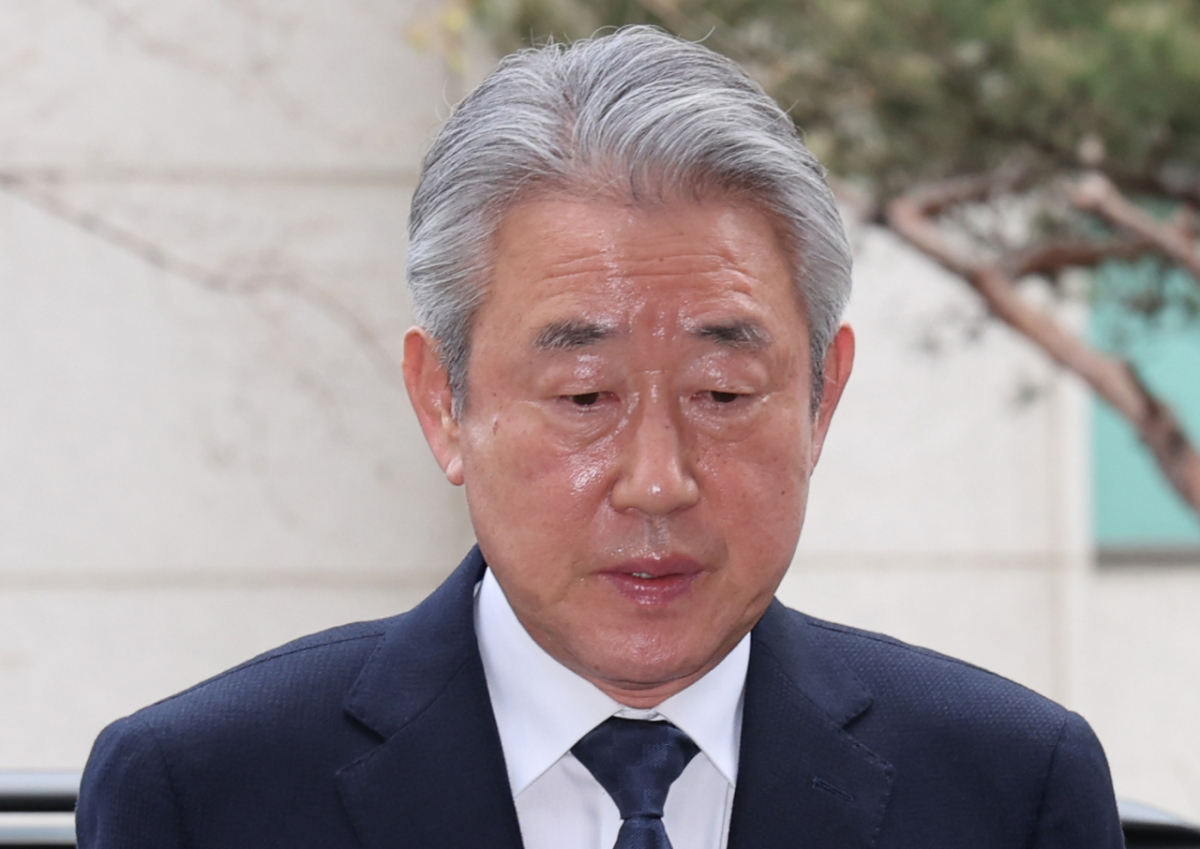 1억원대 뇌물 수수 의혹을 받고 있는 강호동 농협중앙회장이 4일 오전 서울 마포구 서울특별시경찰청 광역수사단으로 조사를 받기 위해 출석하고 있다./사진=뉴시스.