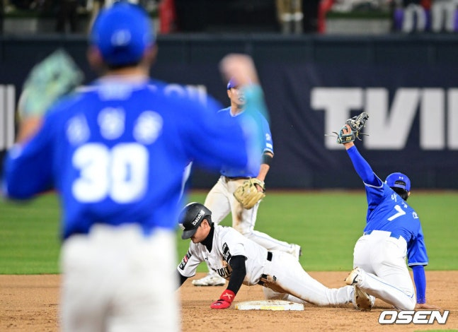 KT 장진혁(중앙 흰색 유니폼)이 3일 수원 삼성전 9회말 2루 도루를 시도하다 강민호에게 저격당해 아웃됐다.