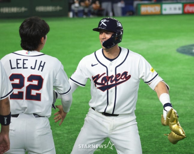 지난 3월 열린 월드 베이스볼 클래식에서 이정후(왼쪽)와 함께 세리머니를 하고 있는 위트컴. /사진=강영조 선임기자