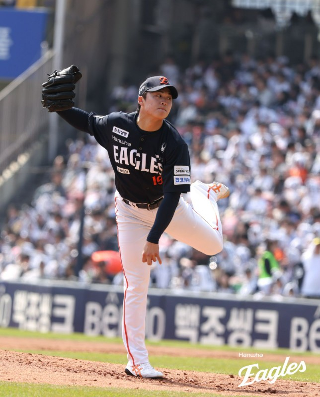 한화 선발 왕옌청이 4일 잠실 두산전에서 역투하고 있다. /사진=한화 이글스 제공