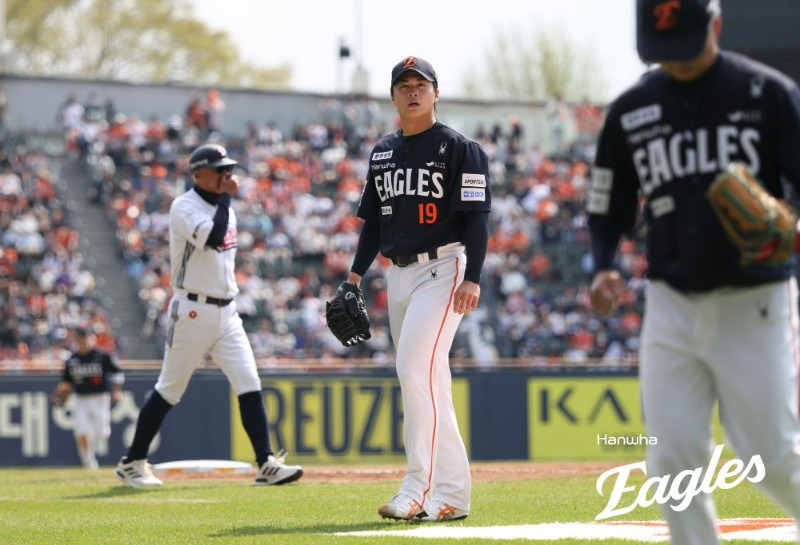 한화 선발 왕옌청이 4일 잠실 두산전에서 투구 후 마운드를 내려가고 있다. /사진=한화 이글스 제공