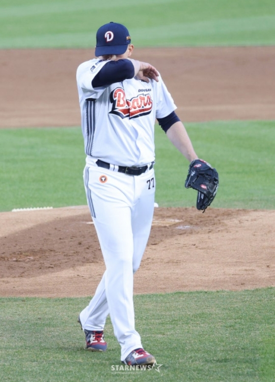 2026 신한 SOL KBO리그 두산 베어스 대 한화 이글스 경기가 3일 서울 잠실야구장에서 열렸다. 두산 선발 플렉센이 1회 종료 후 더그아웃으로 향하고 있다. /사진=김진경 대기자