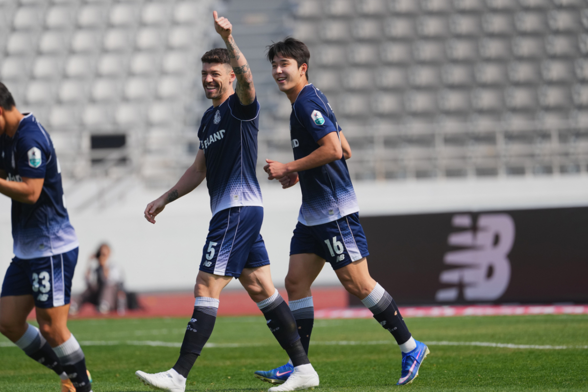 오스마르(가운데). /사진=서울이랜드 제공