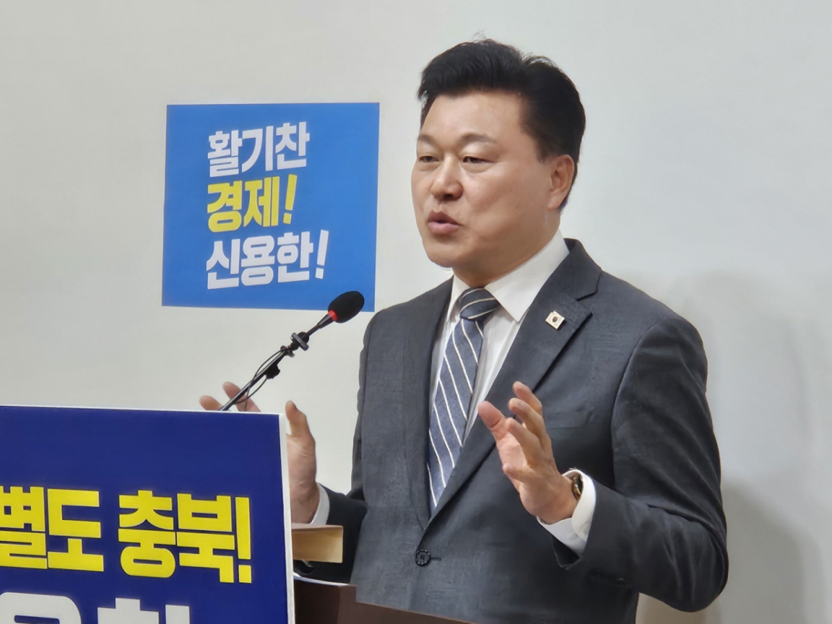 신용한 후보가 지난 3월12일 청주시 상당구 문화동 충북도청 브리핑룸에서 정책 1호 공약인 '창업특별도 충북'을 조성 방안을 설명하고 있다. /사진=뉴시스