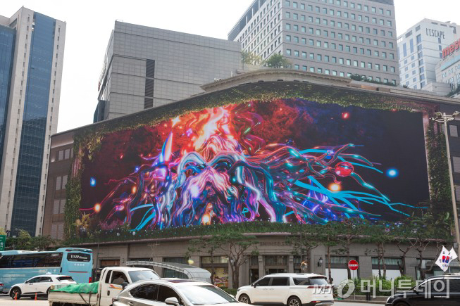 (서울=뉴스1) = 문화체육관광부(장관 최휘영)와 (재)예술경영지원센터(대표 김장호) 산하 아트코리아랩은 서울 중구청(구청장 김길성) 및 명동스퀘어와 협력하여, 명동 신세계백화점 외벽의 LED 미디어월(신세계스퀘어)에서 ‘서울시 중구’를 주제로 한 초대형 3D 아나모픽 미디어아트 작품 3편을 공개했다고 27일 밝혔다. 이번 전시는 아트코리아랩이 추진하는 ‘예술-기술 융합 지원사업 ’의 공동 프로젝트 일환으로, 도재인, 이뿌리, 하지수, 안종훈, 오지연, 명진영, 이윤서 등 총 7명의 신진작가가 참여했다. 작품은 오는 11월 30일까지 시민들에게 선보일 예정이다. (아트코리아랩 제공. 재판매 및 DB 금지) 2025.10.27/뉴스1 Copyright © 뉴스1. All rights reserved. 무단 전재 및 재배포, AI학습 이용 금지. /사진=(서울=뉴스1)