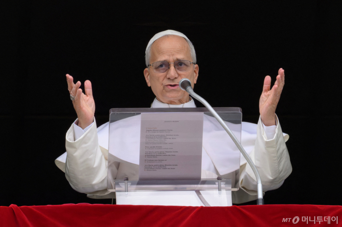 레오 14세 교황이 15일(현지시간) 바티칸 사도궁 창문에서 엔젤루스 기도를 인도하고 있다. /사진=뉴스1