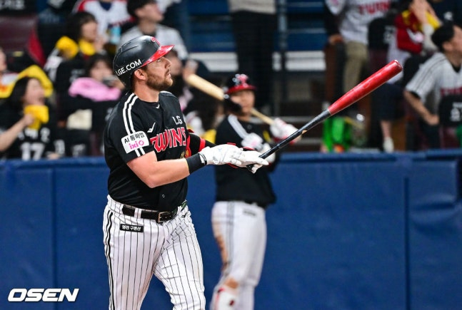 9회 홈런 타구를 바라보는 오스틴.