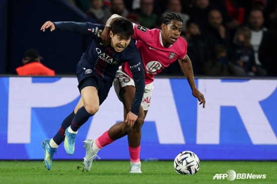PSG 공격수 이강인(왼쪽)이 지난 4일(한국시간) 프랑스 파리 파르크 데 프랭스에서 열린 툴루즈와의 '2025~2026 프랑스 리그1' 28라운드에서 볼 경합을 펼치고 있다. /AFPBBNews=뉴스1