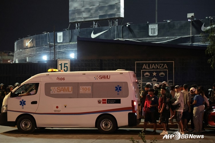 페루 프로축구 알리안사 리마와 라이벌 우니베르시타리오의 더비 경기를 앞두고 알레한드로 비야누에바 경기장에 수백 명의 팬이 모여 이른바 '깃발 흔들기 행사'를 벌이던 중 참사가 일어났다. /AFPBBNews=뉴스1