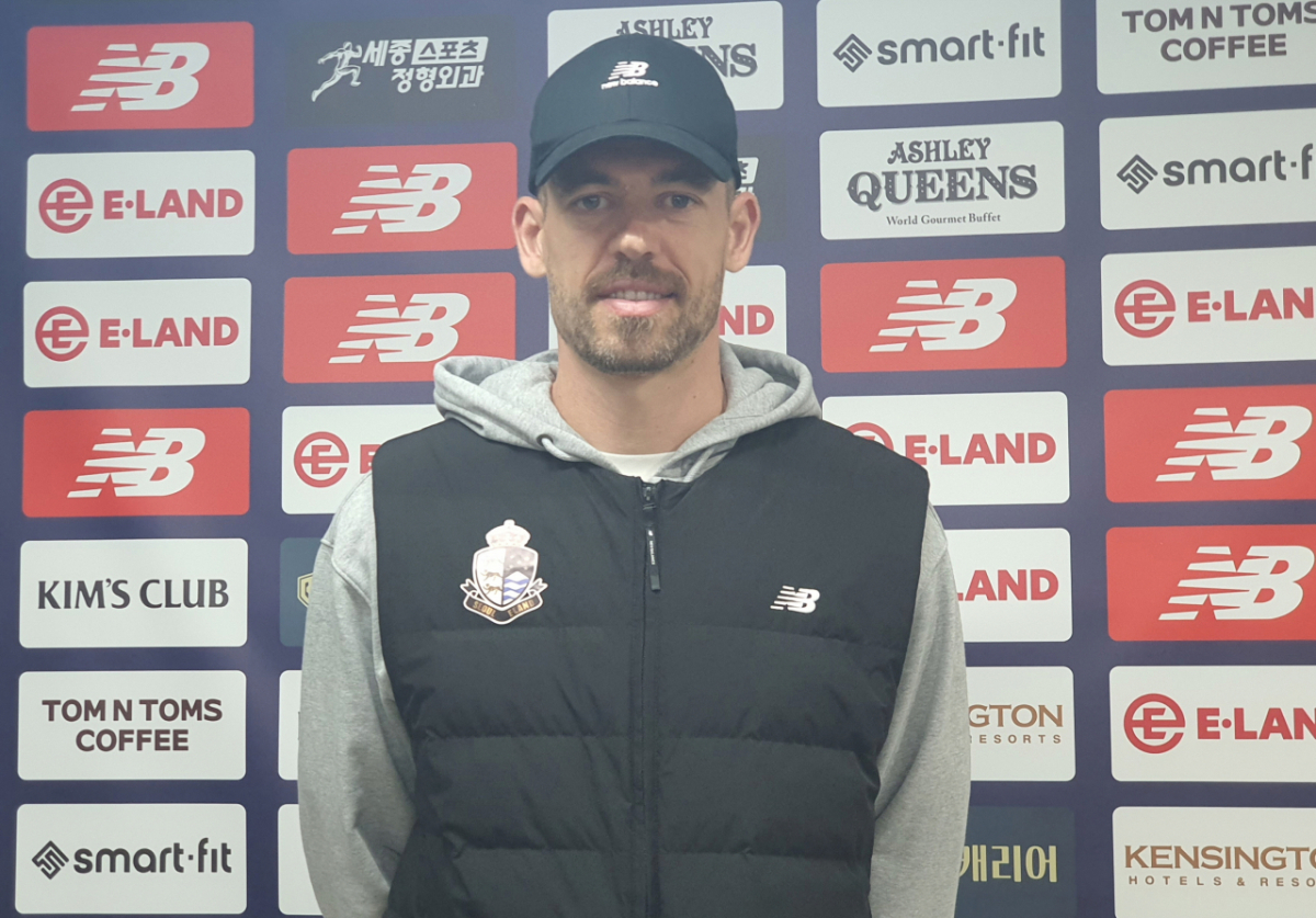 서울이랜드 수비수 오스마르가 지난 4일 목동종합운동장 주경기장에서 열린 수원FC와의 '하나은행 K리그2 2026' 6라운드 승리 후 믹스트존에서 포즈를 취하고 있다. /사진=박재호 기자