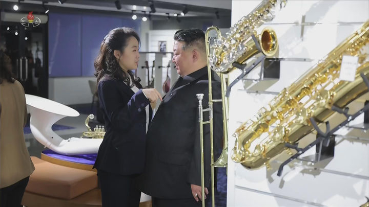 북한 조선중앙TV는 김정은 국무위원장이 딸 김주애와 함께 평양 '화성지구 4단계' 구역의 상업·편의시설을 점검했다고 3일 보도했다. /사진=뉴시스