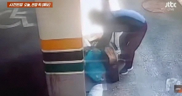 한 여성이 쓰레기가 담긴 봉투에서 내용물을 바닥에 버리고 봉투만 챙겨가는 모습. /사진=JTBC 사건반장 갈무리