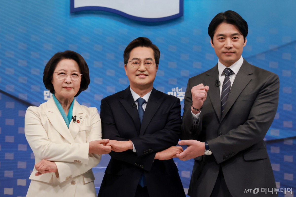 (서울=뉴스1) 국회사진기자단 = 추미애(왼쪽부터), 김동연, 한준호 더불어민주당 경기도지사 경선후보가 1일 서울 양천구 SBS 목동 스튜디오에서 열린 더불어민주당 경기도지사 후보자 2차 TV 합동토론회에서 기념촬영을 하고 있다. 2026.4.1/뉴스1  Copyright © 뉴스1. All rights reserved. 무단 전재 및 재배포,  AI학습 이용 금지. /사진=(서울=뉴스1) 국회사진기자단