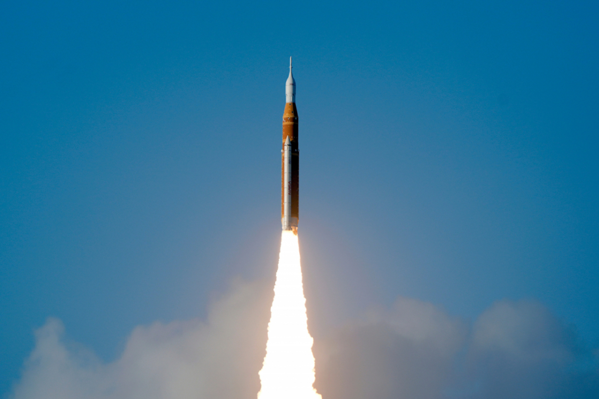 1일(현지 시간) 미 플로리다주 케이프커내버럴 케네디우주센터 39B 발사대에서 미항공우주국(NASA)의 아르테미스 2호 달 탐사 로켓이 발사되고 있다. NASA는 아르테미스 2호가 우주비행사 4명이 탑승한 우주선 '오리온'을 탑재하고 성공적으로 발사됐다고 밝혔다. /사진=뉴시스