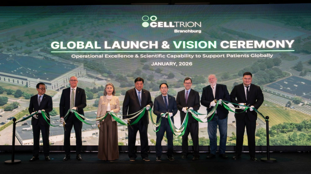 셀트리온이 지난 1월 5일(현지시간) 미국 뉴저지주 브랜치버그에 위치한 생산시설에서 개소식을 개최했다. 서정진 셀트리온그룹 회장(사진 왼쪽부터 네번째), 앤디 김(Andy Kim) 연방 뉴저지 상원의원(사진 왼쪽부터 다섯번째) 등 관계자들이 기념촬영하는 모습./사진=셀트리온