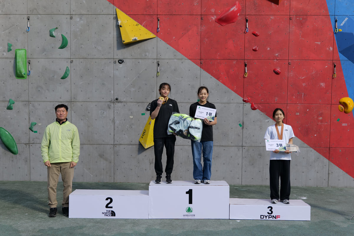 제33회 회장배 전국 청소년 스포츠클라이밍대회 여자 중등부 리드 시상식. /사진=대한산악연맹 제공
