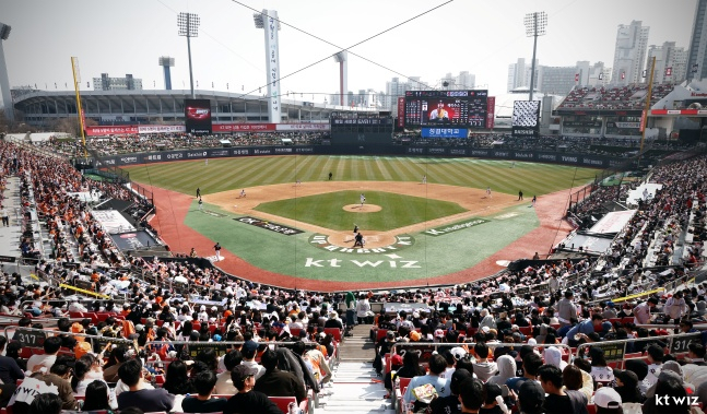 만원관중이 들어선 수원케이티위즈파크. /사진=KT 위즈 제공