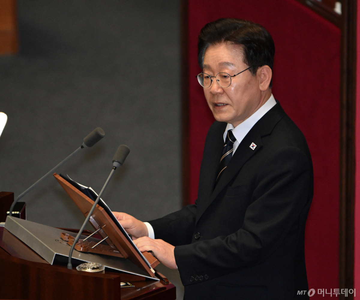 (서울=뉴스1) 국회사진기자단 = 이재명 대통령이 2일 국회 본회의장에서 중동 사태 대응을 위한 추가경정예산안 관련 시정연설을 하고 있다. 2026.4.2/뉴스1 Copyright © 뉴스1. All rights reserved. 무단 전재 및 재배포, AI학습 이용 금지. /사진=(서울=뉴스1) 국회사진기자단