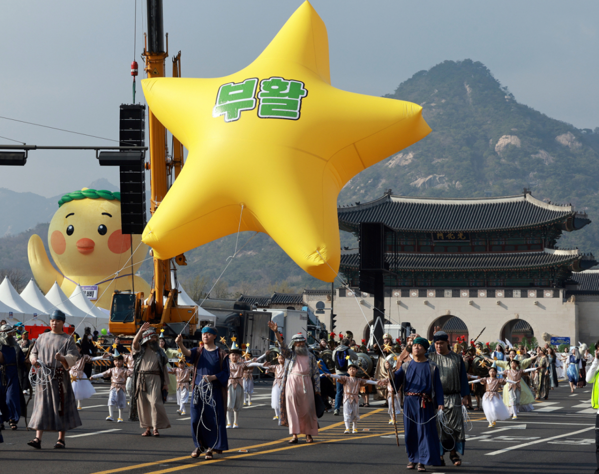 지난 4일 서울 종로구 광화문광장에서 열린 '2026 부활절 퍼레이드'에서 참가자들이 행진을 하고 있다. / 사진 = 뉴스1