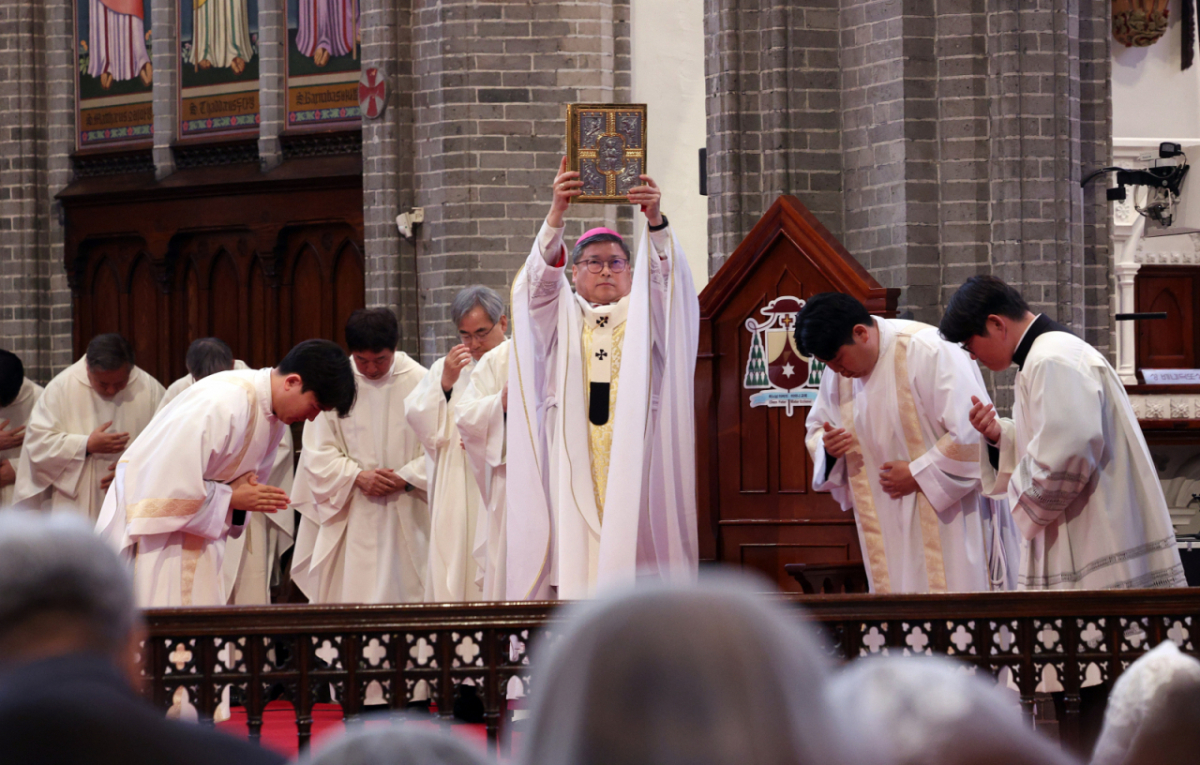 천주교 서울대교구장 정순택 대주교가 5일 주교좌 명동대성당에서 '주님 부활절 대축일 미사'를 주례하고 있다. / 사진 = 사진공동취재단