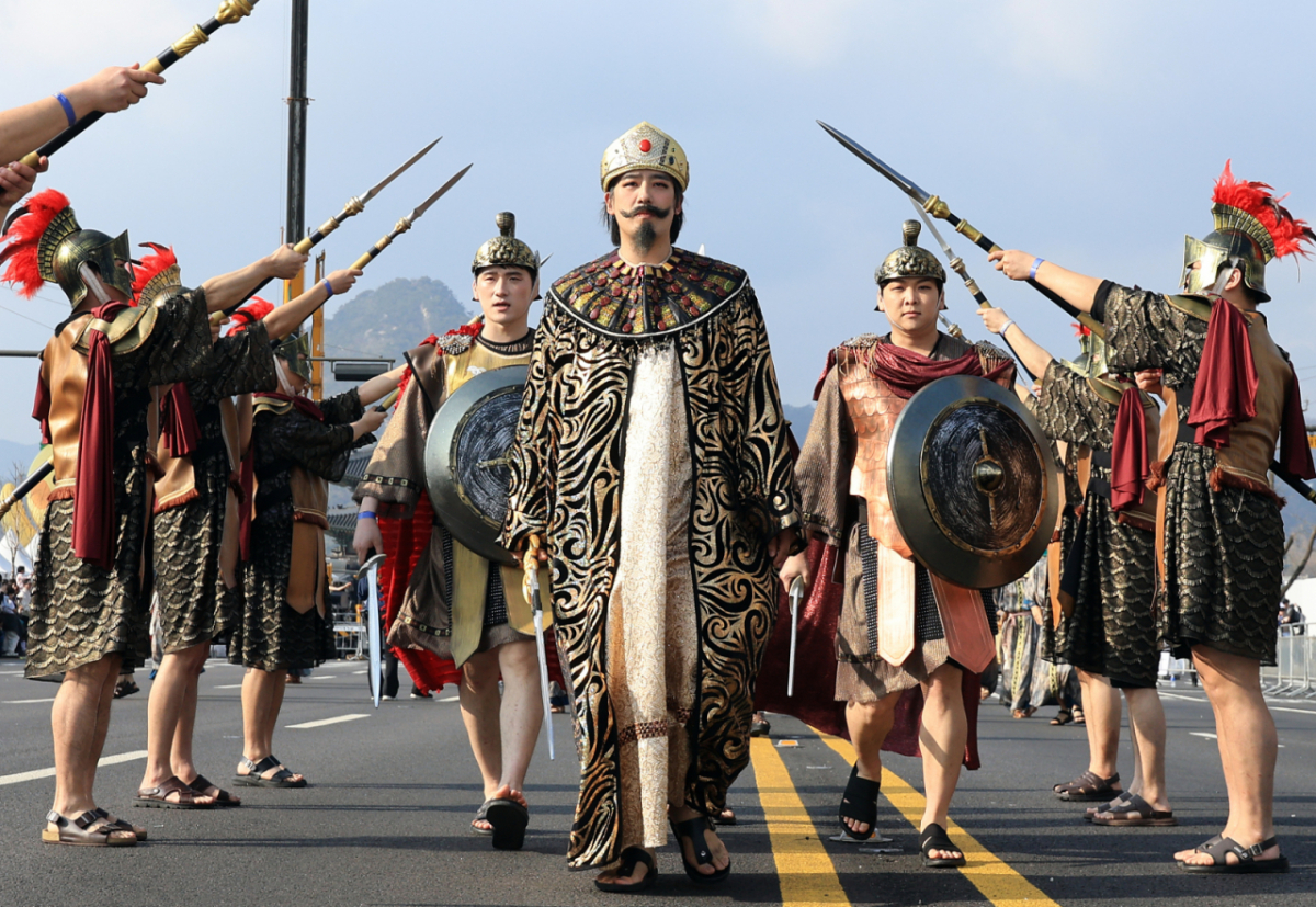 4일 서울 종로구 광화문광장에서 열린 '2026 부활절 퍼레이드'에서 참가자들이 행진을 하고 있다. / 사진 = 뉴스1