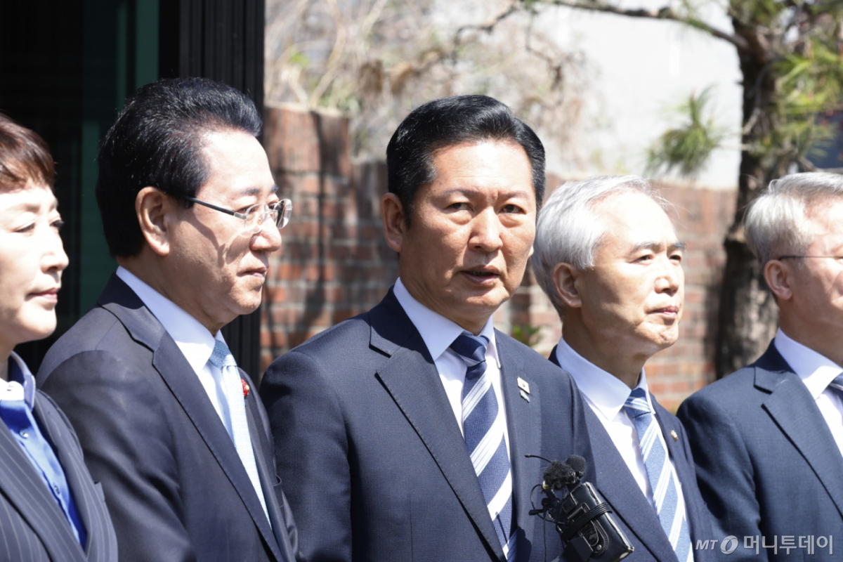 (광주=뉴스1) 김태성 기자 = 정청래 더불어민주당 대표가 5일 광주 남동 5.18기념성당을 찾아 부활절 미사를 마치고 질의응답을 하고 있다. 2026.4.5/뉴스1 Copyright © 뉴스1. All rights reserved. 무단 전재 및 재배포, AI학습 이용 금지. /사진=(광주=뉴스1) 김태성 기자