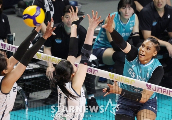 스파이크하는 지젤 실바(맨 오른쪽). /사진=김진경 대기자