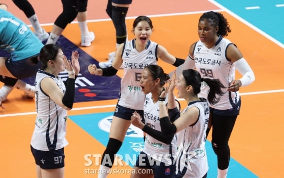 한국도로공사 선수들이 득점 후 환호하고 있다. /사진=김진경 대기자